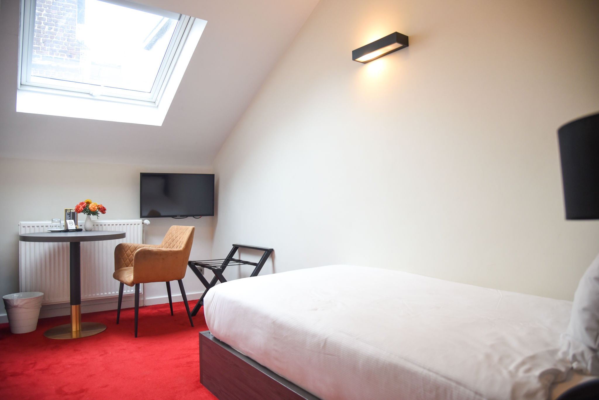 Single room at La Bourse Hotel Brussels with compact modern interior, comfortable bed, and private bathroom in central Brussels city centre