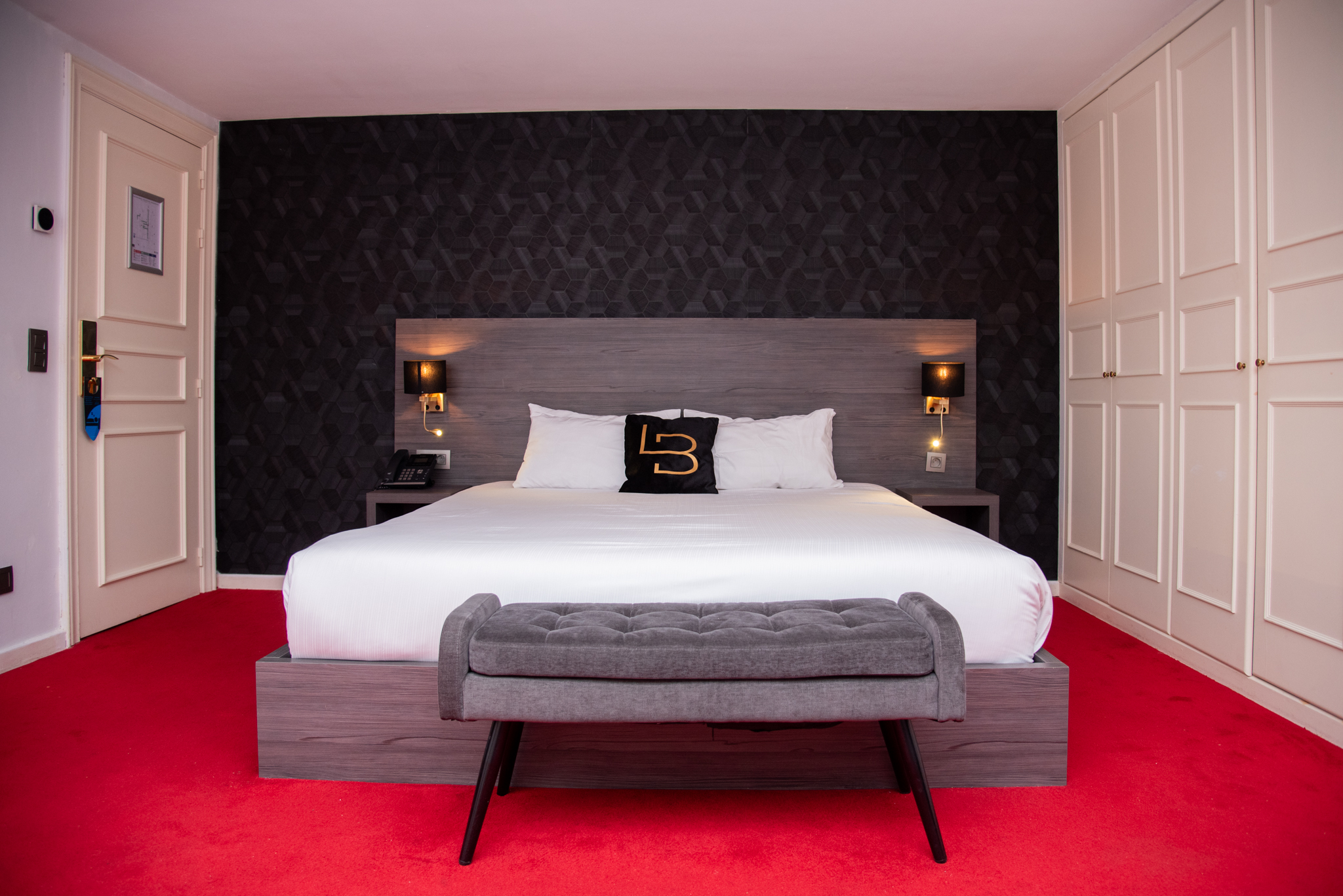 Quintuple room at La Bourse Hotel Brussels featuring a double bed and multiple sleeping arrangements in spacious modern interior in central Brussels