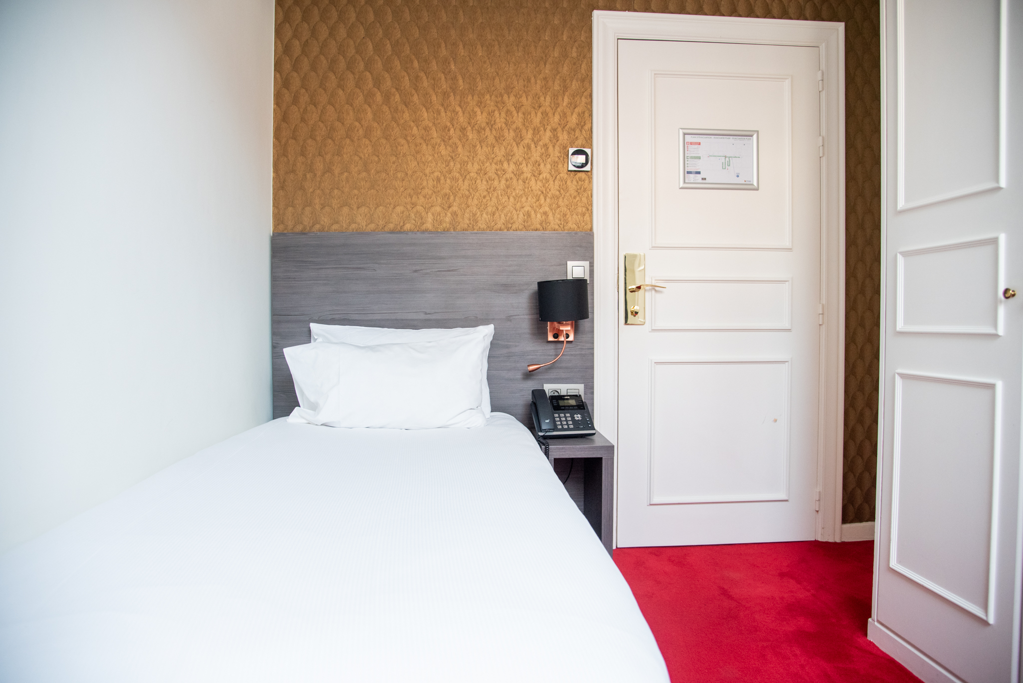 Single room at La Bourse Hotel Brussels with compact modern interior, comfortable bed, and private bathroom in central Brussels city centre