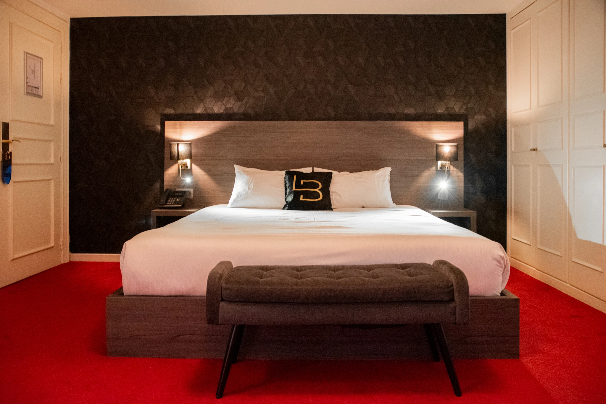 Double bed in hotel room at La Bourse Hotel Brussels with clean modern interior and comfortable bedding in central Brussels