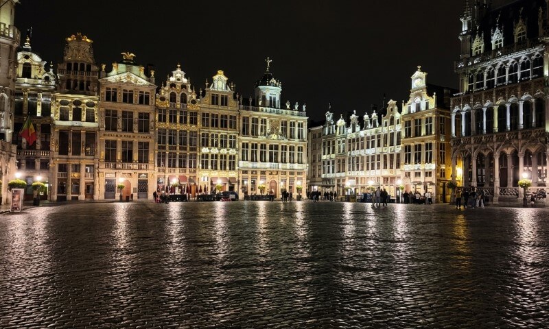Getting around Brussels at night